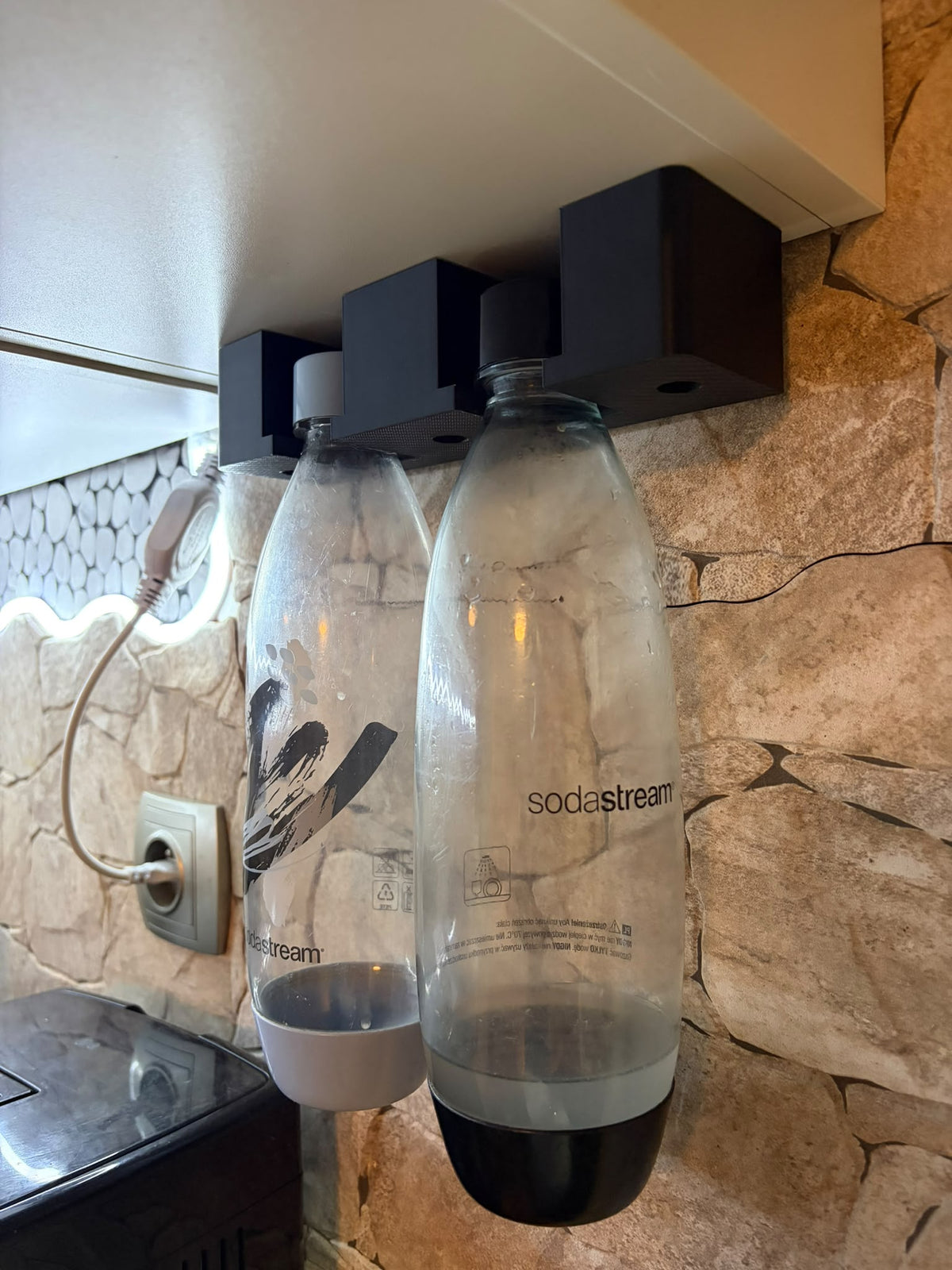 Mocowanie na butelkę SodaStream – uchwyt ścienny/podszafkowy czarny