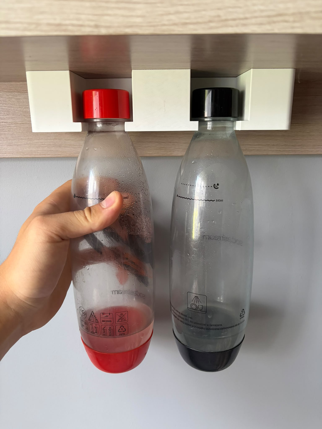 Mocowanie na butelkę SodaStream – uchwyt ścienny/podszafkowy biały
